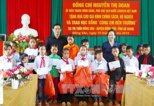 Phó Chủ tịch nước Nguyễn Thị Doan tặng quà hộ nghèo, gia đình chính sách tại Hà Giang  - ảnh 1